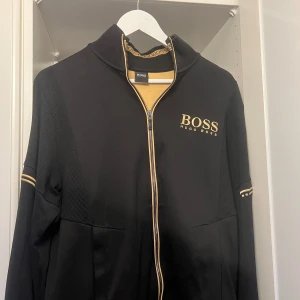 Hugo Boss ( Zip) - Använd väldigt lite, säljes i fint skick! 