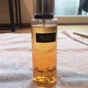 Säljer en fräsch och fruktig Mango Temptation Fragrance Mist från Victoria's Secret. Flaskan rymmer 250 ml. Använd vid ett antal tillfällen.