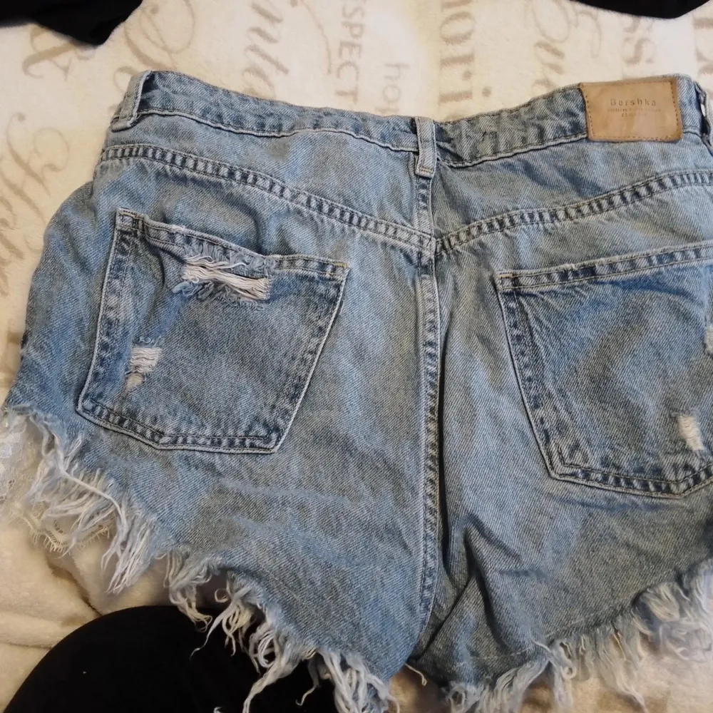 Köpt här på Plick men var tyvärr för små för mig🥰🥰Säljer ett par shorts från bershka i strl 38 används ej längre, lite slitna men inget som märks. Jag sydde fast ena sidan av lappen som ni kan se på sista bilden men det är inget som märks utsidigt, man kan klippa bort den! . Shorts.