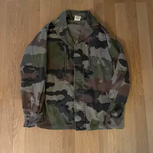 En stört fet militärjacka/overshirt ifrån 1996, jackan är i gott skick utom några små fläckar på utsidan och insidan (bild 4 & 5) Vid frågor är det bara att höra av sig!