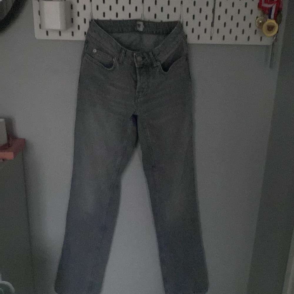 Säljer ett par grå jeans från Lager 157 i bra skick. De har en klassisk femficksdesign och en rak passform som funkar till det mesta. Perfekta för både vardag och lite mer uppklädda tillfällen. Passar bra till sneakers eller boots!. Jeans & Byxor.