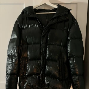 Grön pufferjacka från Massimo Dutti - Säljer en snygg grön pufferjacka från Massimo Dutti i storlek XL. Jackan är liten i storleken och sitter som en storlek L! 