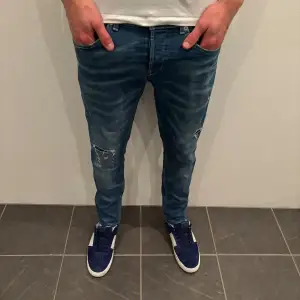 Dondup Jeans George! Trendigaste jeansen på marknaden.  Skick= 9,5/10 Ny pris= 4000 kr Säljs för= 999 kr Modellen är destroyed från fabrik vilket är sjukt populärt 