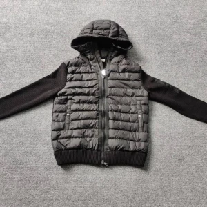 Moncler Cardigan - Säljer en snygg svart Moncler cardigan. Den har en huva och långa ärmar i stickat material. Perfekt för höst och vår med sin stilrena design och bekväma passform. Jackan har dragkedja framtill och två praktiska fickor. Passar både till vardags och lite finare tillfällen. Den är storlek S och aldrig använd. Jag köpte den på NK förra sommaren men eftersom jag slarvat bort kvittot så säljs den lite billigare. Den är endast använd 2 gånger men taggarna är kvar