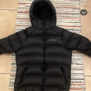 Peak performance jacka svart - Säljer nu min jacka i storlek M har haft den ungefär en vecka och är inte mycket använd. Köpte den för 4000 men säljer den då jag ej kunde lämna tillbaka för har inte kvar kvittot. Pris går att diskutera vid smidig affär 