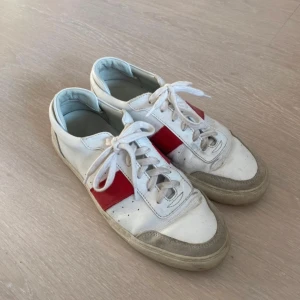 Axel Arigato Sneakers - Dunk Sneakers från Axel Arigato i vit och röd färg.