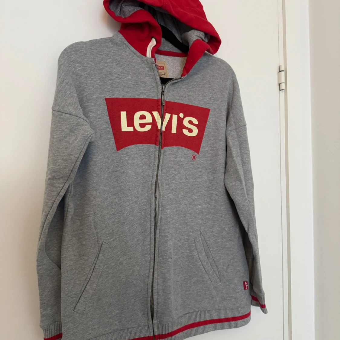 Grå hoodie från Levi's strl: 16 år - 91
