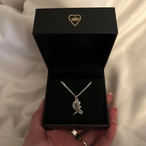 Maria Nilsdotter halsband  - Säljer ett av mina Maria Nilsdotter halsband som jag aldrig har använt! Säljer då jag har den andra delen. Längd på kedjan är 45cm💕🙌🏼