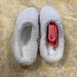 Vita Vinter / Sommar tofflor  - Supermysiga vita tofflor med fluffigt foder. Perfekta för att hålla fötterna varma under kalla dagar. De har en perforerad ovansida för ventilation och en robust sula för bra grepp. Passar perfekt för inomhusbruk eller som bekväma tofflor att glida runt i hemma.        Storlek kvar  36,37,38 och 39                          Tjocka fleece inuti, rekommenderar att välja 2 Stlk större än som i vanlig . Till exempel. Stlk 39 passar som storlek 37 i vanligt                      Pris 115kr/par 