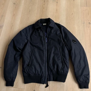 C.P. jacka  - Säljer sjukt snygg jacka från C.P. Ni ser modell på mista bilden. Priset är inte hugget i sten och kan diskuteras. 