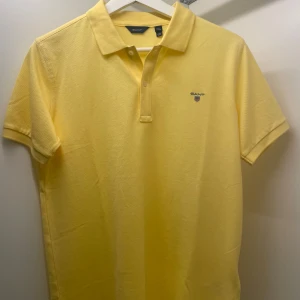 Gul piké kortärmad tröja. Gant.  - Gul piké kortärmad tröja. Gant.  Ny skick. Stl 170