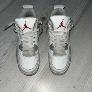 air jordan 4 oreo - air jordan 4 i storlek 39, använda bara 3-5 gånger. Det är i bra skick. Hör av dig vid intresse 
