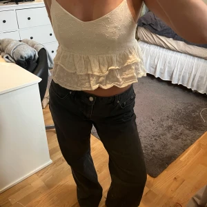 Vit topp med volang - Söt topp i storlek S 💕