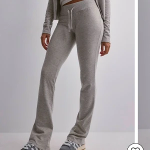 Grå mjukisbyxor - Oanvända gråa mjukisbyxor ifrån nelly, helt nya!        Kom privat för frågor! 🌸