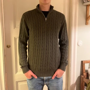 Mörkgrön halfzip från John Henric.  - Säljer en mörkgrön halfzip tröja från John Henric. Storleken är M, och tröjan passar även M. Den är perfekt för höst och vinter ❄️ 🍂 , den är både varm och stilren. Nypris ligger på 900kr✅. Tröjan har använts fåtal gånger. Skriv till mig gällande funderingar👍. 