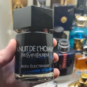 La Nuit de L'Homme Bleu Électrique från Yves Saint Laurent - Säljer en flaska La Nuit de L'Homme Bleu Électrique från Yves Saint Laurent. Doften är både mystisk och fräsch, en riktig klassiker för herrar. Nypris cirka 1200kr. 85-87ml av 100