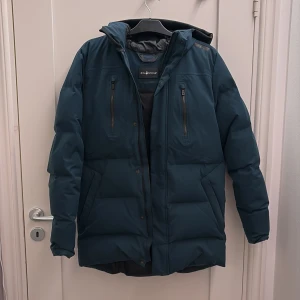 Sail Racing vinterparkas - Hej, säljer nu en mörkblå sailracing vinterparkas perfekt till vintern. Jackanr i bra skick och har inga hål. Storlek M. Inköpt för 3000kr för ett år sedan. Skriv för mer information/bilder. 