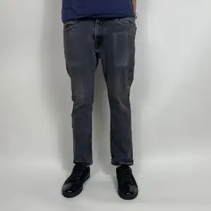 Levis jeans 30/30 | Passform slim fit | Modellen är 184 och väger 70kg  Midjemått - 37 cm  Benets längd - 92 cm  Fotvidd - 17 cm  Hör av dig vid frågor!