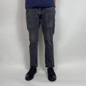 Levis jeans 30/30 - Levis jeans 30/30 | Passform slim fit | Modellen är 184 och väger 70kg  Midjemått - 37 cm  Benets längd - 92 cm  Fotvidd - 17 cm  Hör av dig vid frågor!