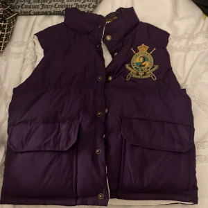 Polo Ralph lauren - Denna väst 2 in 1 då man kan använda den lila sidan eller vita, den är i super bra skick och storlek xs