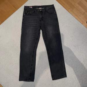 Gråa True Religion Jeans / Bra skick / ⚠️ NOTERA ATT DESSA BYXOR ÄR EN ⓀⓄⓅⒾⒶ ⚠️