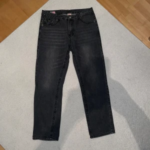 True Religion Jeans (ⓀⓄⓅⒾⒶ) - Gråa True Religion Jeans / Bra skick / ⚠️ NOTERA ATT DESSA BYXOR ÄR EN ⓀⓄⓅⒾⒶ ⚠️