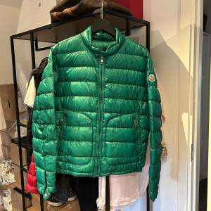 Moncler Acorus i den sällsynta färgen Emerald Green, storlek 3 passar M. Skick 8/10, nypris 13.000kr mitt pris 3000kr. Bara att skriva vid frågor eller funderingar, över 80 refs finns från nöjda kunder!