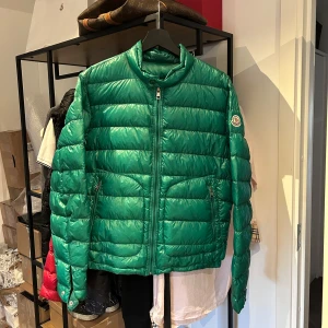 Moncler Acorus  - Moncler Acorus i den sällsynta färgen Emerald Green, storlek 3 passar M. Skick 8/10, nypris 13.000kr mitt pris 3000kr. Bara att skriva vid frågor eller funderingar, över 80 refs finns från nöjda kunder!
