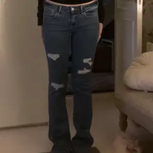 Säljer mina Hollister jeans som är low waisted i storlek xs sååå bekväma sköna och stretchiga de ligger även ute på vinted 