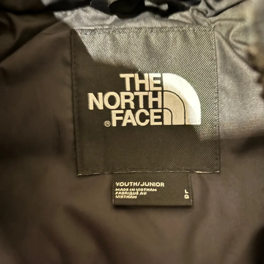 Säljer en svart pufferjacka från The North Face i storlek L i barnstorlek men passar som xs. Jackan är perfekt för kalla dagar med sin tjocka vaddering och har en dragkedja framtill. Den är i mycket bra skick och aldrig använd eftersom den inte passar mig och den passar både höst och vinter.. Jackor.