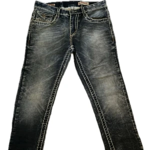 Washed True Religion Jeans W31 - Otroligt snygga true religion jeans. Hyfsat bra skick saknar en knapp men om ni har några frågor så är det bara att skriva