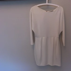 Söt vit klänning med öppen rygg  - Aldrig använd  Superfin klänning med öppen rygg 