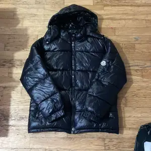 Tja! Säljer min moncler jacka eftersom som den passade inte mig, jackan är helt ny, inga skador, taget skickar dig till Moncler.com . Sätt ett pris så kan diskutera om det och komma överens.