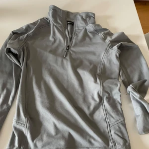 Grå North face tröja - Nyskick använd en gång                             Storlek L dam men passar S herr                   Syns inte att den är dam unisex                                                                   Skriv om du har några frågor