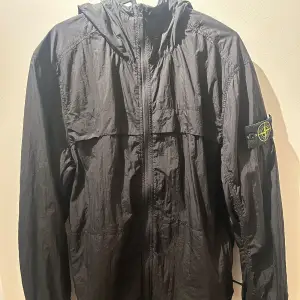 Riktigt snygg windbreaker från stone island storlek L. Priset kan diskuteras vid snabb och smidig affär