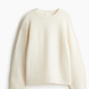  stickad tröja - Säljer en supermysig crèmevit stickad tröja som är perfekt för kyliga dagar. Den har en klassisk rund hals och långa ärmar, vilket gör den både stilren och bekväm. Passar perfekt till både jeans och kjol för en avslappnad look.