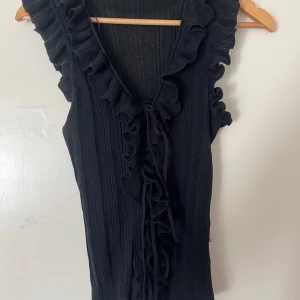 Super snygg topp från zara med knytning! - Denna super fina och trendiga toppen som man knyter där fram!❤️ i ny skick!