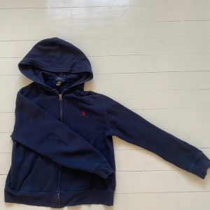 Ralph lauren hoddie  - Säljer nu denna Ralph lauren hoodien. Väldigt fint skick. Storlek XS fast ganska liten för ha tvättats mycket. Lite nopprig se bild 5. Hör av dig vid frågor!🙌