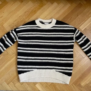 Stickad tröja från HM - Passar xs-s. Mycket bra skick! 90% akryl, 10% ull