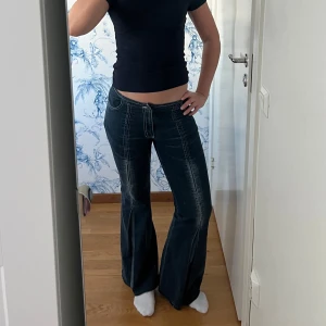 Mörkblå bootcut jeans - Säljer ett par snygga mörkblå bootcut jeans i mycket bra skick. De har en låg midja och coola sömdetaljer! Ett litet hål längst ner på byxan men inget som syns. Älskar dem men de är tyvärr lite korta för mig☺️
