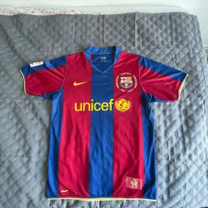 Authentic Barcelona match tröja - Äru Barca fan? Då hittar du den snyggaste retro kitet från barcelona. Skick är toppen (aldrig använd). På Baksidan ser numret lite gammalt ut som ni ser i bild 3. När jag beställde tröjan var den så redan. Men det är inget man lägger märke till.