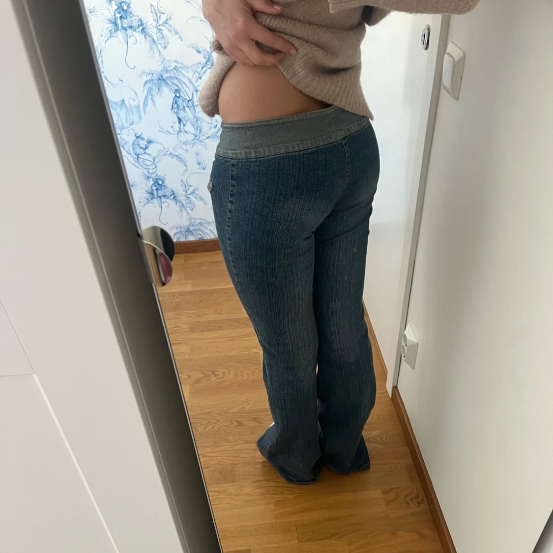 Blå bootcut jeans med bälte - 91