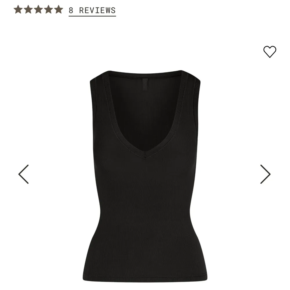 Säljer helt nytt linne från Skims. Lappen sitter på och ordinarie påse finns kvar🥰 modellen heter Deep Plunge Tank och är i färgen Onyx. Ordinarie pris 602 kr. Toppar.