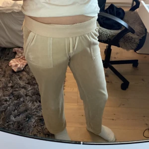 Juicy byxor  - Ganska så slitna och använda, inget annat en vad som syns på bilderna. 