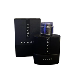 Prada Luna Rossa Black 50ml - Säljer min Prada Luna Rossa parfym! Flaskan är 50 ml och endast använt ca 10-15 spray. Doften är riktigt god och passar perfekt nu till vintern. Hör gärna av dig om du har några frågor!