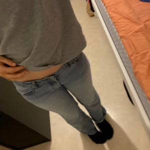 Ljusblå jeans i storlek 38 - Säljer ett par ljusblå jeans i storlek 38 då dom tyvärr va lite för korta för mig som är 166. Perfekta för vardagsbruk och kan matchas med det mesta i garderoben. Skriv om du har några frågor💕💕