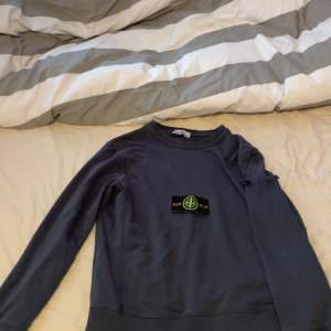 Säljer min mörkblåa stone Island tröja, ser nästen till ny ut använd några gånger men inte ett ända spår på använign, kan tänka mig att byta mot cp compani tröja,