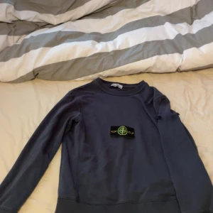 Stone Island  - Säljer min mörkblåa stone Island tröja, ser nästen till ny ut använd några gånger men inte ett ända spår på använign, kan tänka mig att byta mot cp compani tröja,