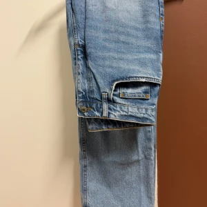 Blå jeans från Collusion - Säljer ett par snygga blå jeans från ASOS/Collusion i storlek 28/30. Jeansen är i bra skick.