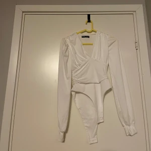 Vit body  - Vit body från shein. Finns en liten defekt som ni kan se på sista bilden.